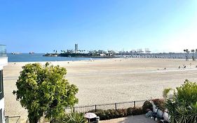 Beautiful Bright Condo Steps Away From The Beach