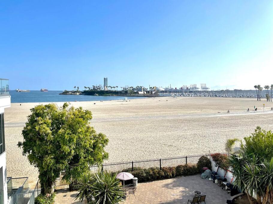 Beautiful Bright Condo Steps Away From The Beach Long Beach Exterior photo